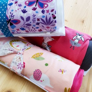 KIT CAPPELLINO E SCALDACOLLO: 1PZ JERSEY FANTASIA FEMMINA + 1 PZ JERSEY TINTA UNITA cm 50x70 KIT CAPPELLINO E SCALDACOLLO: 1PZ JERSEY FANTASIA FEMMINA + 1 PZ JERSEY TINTA UNITA cm 50x70