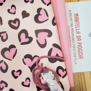 KIT MANTELLA DA PIOGGIA CUORI ROSA E SACCA PORTA MANTELLA  (CARTAMODELLO DIGITALE)