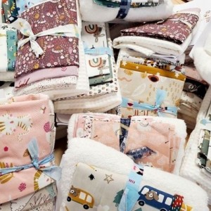 KIT 2 BAVAGLINI PRANZO SPUGNA MISTA E TESSUTO COTONE FANTASIA NEUTRO