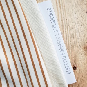 KIT CAPPELLINO E SCALDACOLLO MAGLIA TRICOT ECRU E JERSEY RIGHE ECRU E CAMMELLO