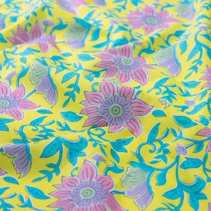 ENJOY COTONE VOILE GRANDI FIORI BUBBLEGUM LILLA E TURCHESE BASE  GIALLO